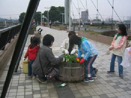 花壇づくり（新中川辰巳新橋）