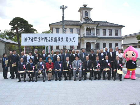 旧伊達郡役所前の広場整備と電線地中化