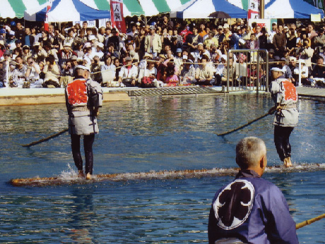 公園内のイベントで実施された、木場の伝統芸である「木場の角乗り」の様子