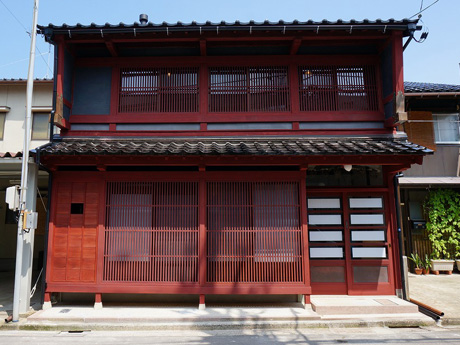 前面の看板や外装を取り払い、再生された金沢町家の佇まい