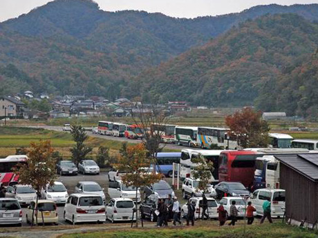 コウノトリの郷公園を訪れる人々