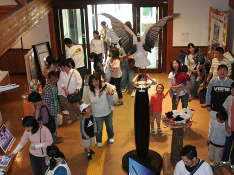 コウノトリの郷公園を訪れる人々