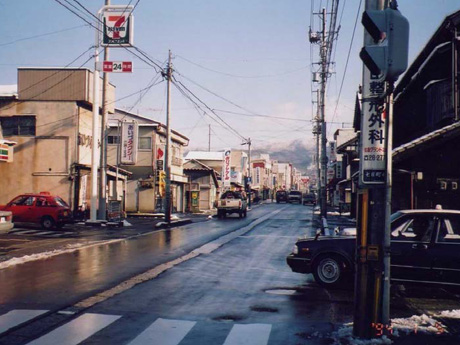 通過交通はあるものの、通りに活気がない状況。(ｺﾝﾋﾞﾆｴﾝｽｽﾄｱは間もなく移転された。)