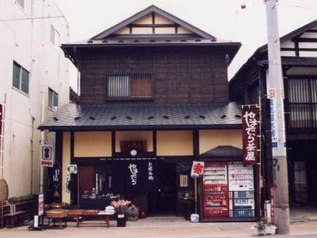 看板建築を取り払い、建築当時の姿に戻した。