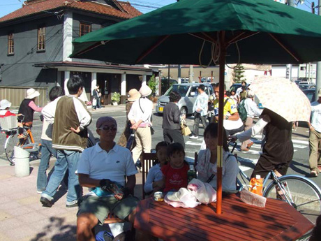 交流人口の増加が図られ、通りの賑わい創出とともに地区の活性化が図られている