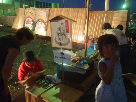 会場内には黒松からとれる樹木製油を使用して足湯（黒松の湯）もある