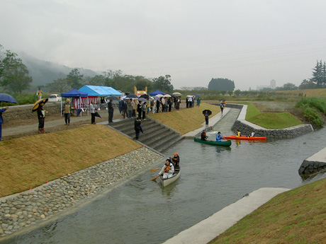 舟通し水路でのカヌー利用の様子