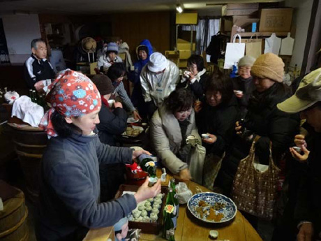 酒造店での試飲の様子